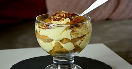 Ten deser przeniesie cię prosto do włoskiej kawiarni. Smakuje jak tiramisu, ale jest lekki jak piórko
