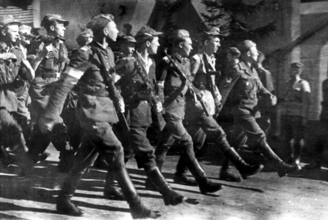 Żołnierze Brygady Świętokrzyskiej NSZ w czasie parady w 1945 r.