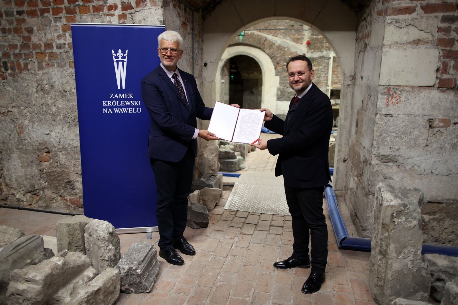 Przewodniczący Społecznego Komitetu Odnowy Zabytków Krakowa Borysław Czarakcziew i dyrektor Zamku Królewskiego na Wawelu Andrzej Betlej