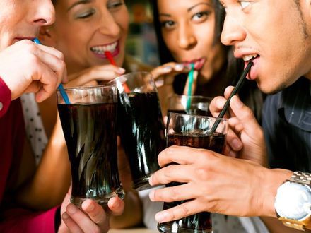 Słodkie napoje zwiększają ryzyko podwyższonego ciśnienia krwi o 70 proc.