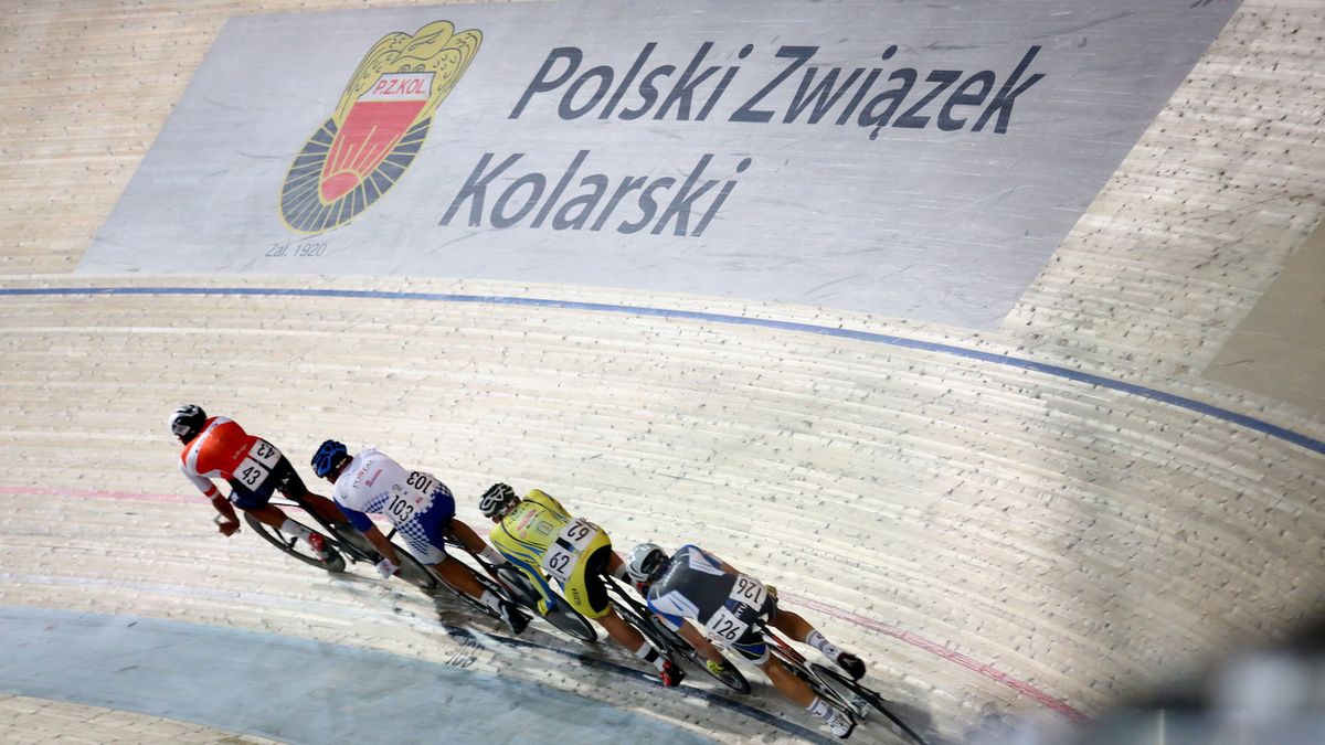Zdjęcie okładkowe artykułu: PAP/EPA / PAP/Leszek Szymański / Zawodnicy w trakcie finałowego wyścigu punktowego podczas Mistrzostw Polski 2016 w kolarstwie torowym, na welodromie w Pruszkowie.