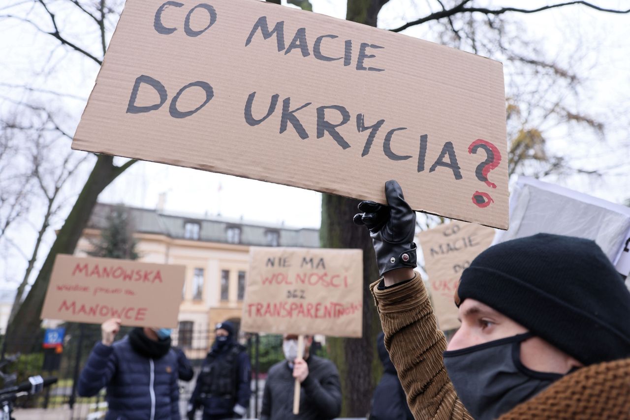 Protest przed siedzibą Trybunału Konstytucyjnego w dniu planowanej rozprawy o dostępie do informacji publicznej 