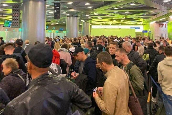 Tłumy na lotniskach w Rosji. Wzmożono kontrole. Na zdjęciu lotnisko w Moskwie
