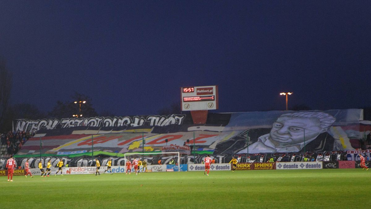 Newspix / RADOSLAW JOZWIAK / CYFRASPORT / Na zdjęciu: oprawa kibiców Widzewa z wizerunkiem Ludwika Sobolewskiego