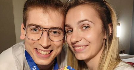 Wpadła mu w oko w autobusie. Rozpoczął "śledztwo" na Facebooku