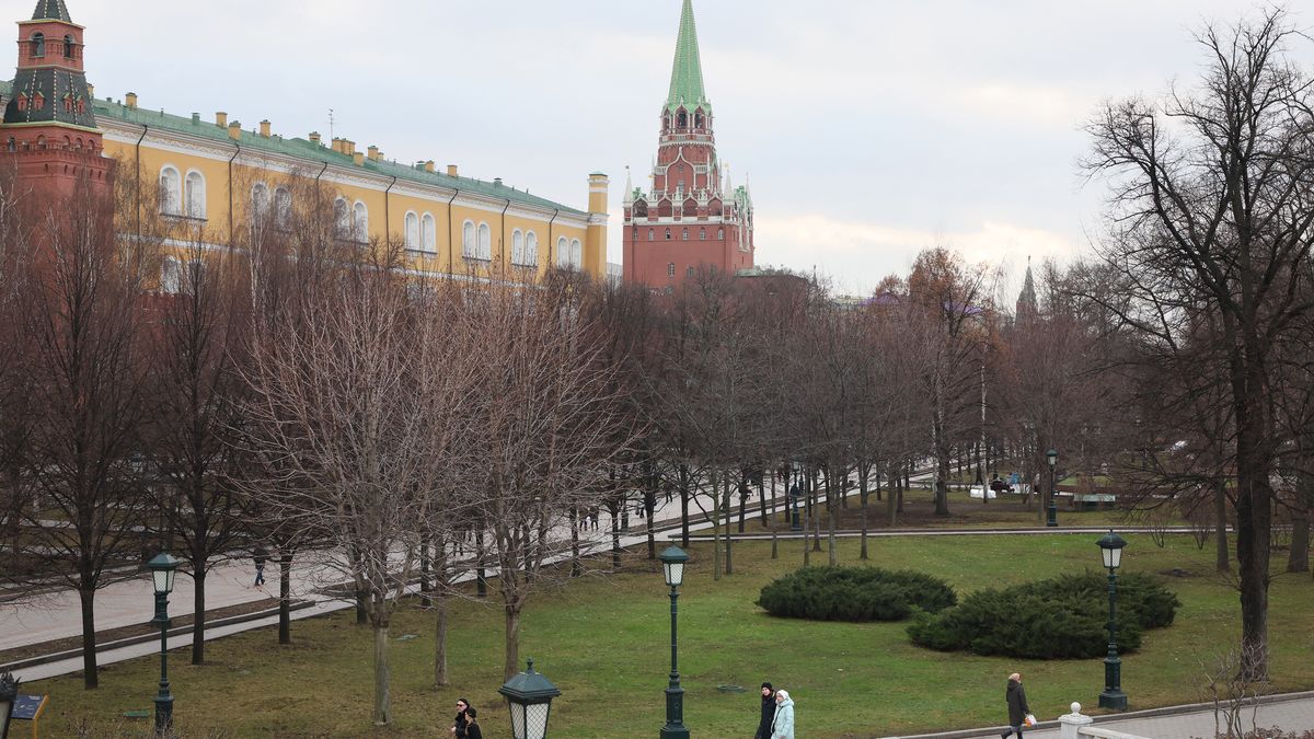 People walk at Alexander Garden, where the grass is green, during warm weather, outside the Kremlin in Moscow, Russia, 30 January 2025. Russia is experiencing abnormally warm spring weather in January 2025, with temperatures exceeding 6 degrees Celsius in the Moscow region, higher than the climatic norm. EPA/MAXIM SHIPENKOV Dostawca: PAP/EPA.
