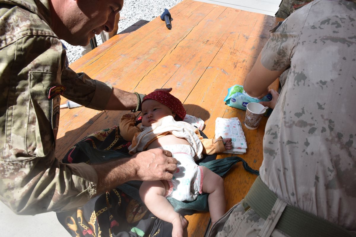 Żołnierze opiekujący się dzieckiem
