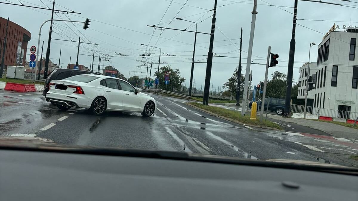 Zderzenie dwóch aut na skrzyżowaniu al. Unii Lubelskiej z ul. Zamojską