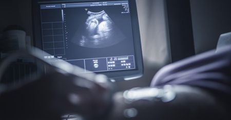 Dramatyczne zdarzenie pod Sochaczewem. 7-letnie dziecko połknęło igłę i trafiło do szpitala