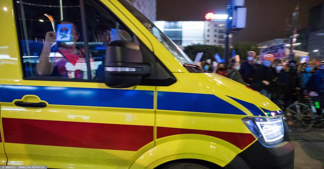 Seniorka zmarła obok dworca. Wszyscy bali się koronawirusa