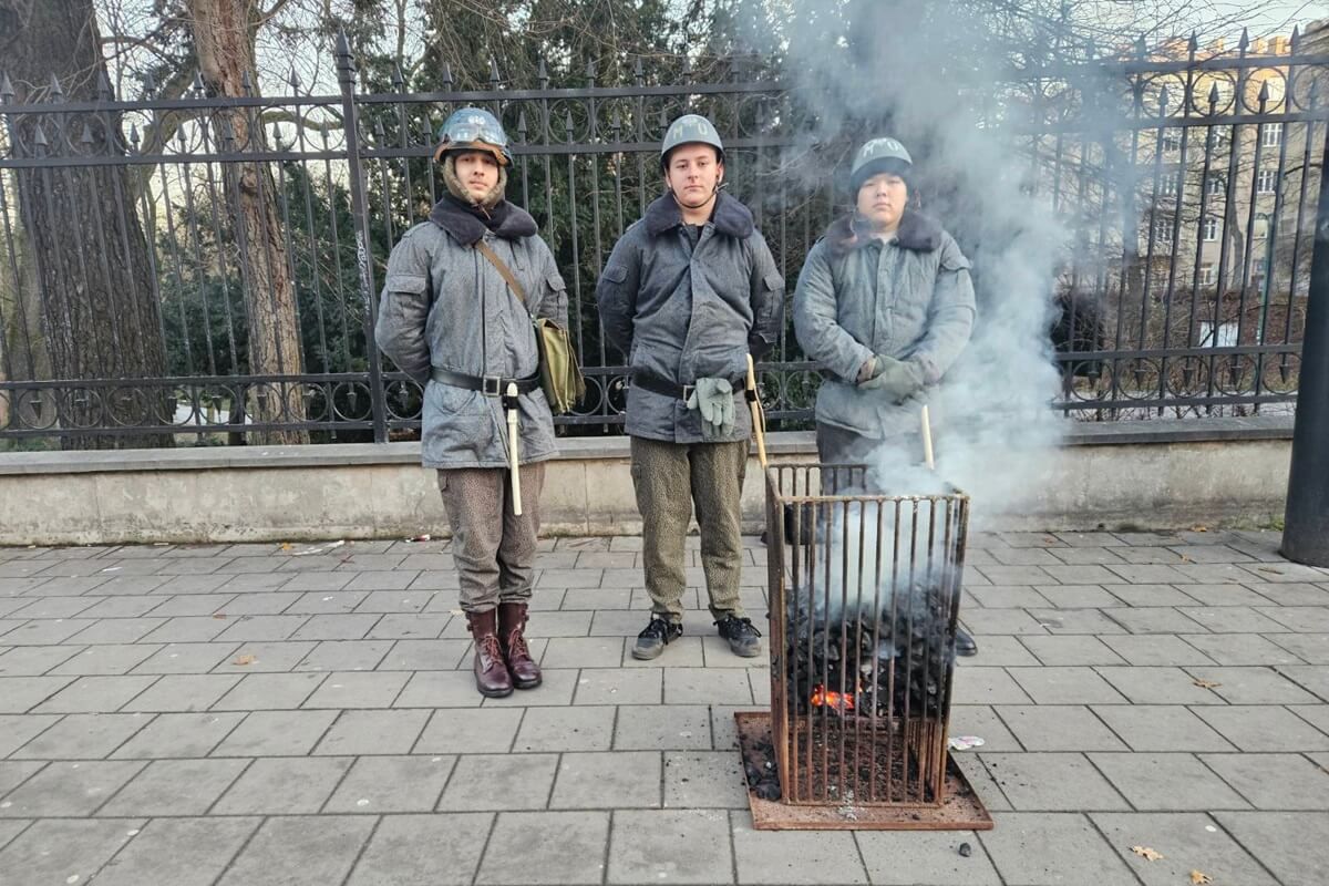 Koksownik i patrol milicji (ZOMO) na przystanku w rocznicę stanu wojennego w Polsce