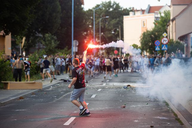 Lubin. Atak demonstrantów na komendę. Kilku funkcjonariuszy rannych 