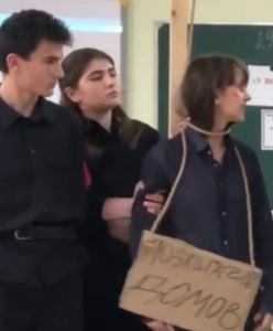 Szokująca lekcja w Rosji. Zarzucili dziewczynie sznur na szyję