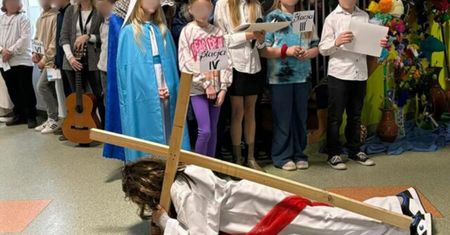 Droga krzyżowa na szkolnym korytarzu. "Ukrzyżowali" ucznia