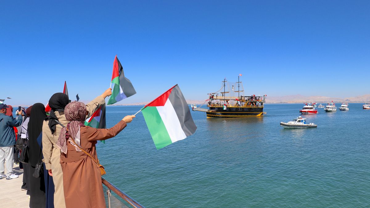 VAN, TURKIYE - OCTOBER 05: People gather to support the Global Sumud Flotilla, which is sailing to Gaza to break the Israeli blockade and deliver humanitarian aid in Van, Turkiye on October 05, 2025. Participants set out onto Lake Van with boats and canoes, while divers plunged into the lake to unfurl Turkish and Palestinian flags underwater. (Photo by Emre Ilikan/Anadolu via Getty Images)