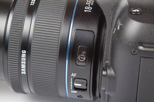 Samsung NX11 - przycisk i-Fn na obiektywie