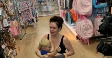 Australijka karmiła piersią 7-letniego syna na podłodze w sklepie