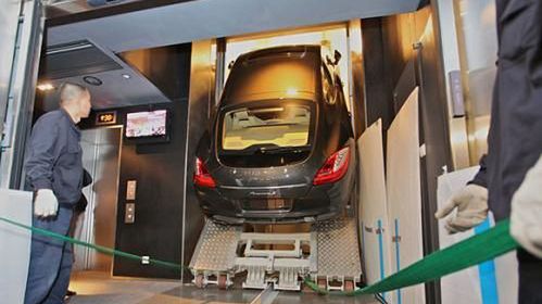 Porsche Panamera wciągnięte na 94 piętro! 1