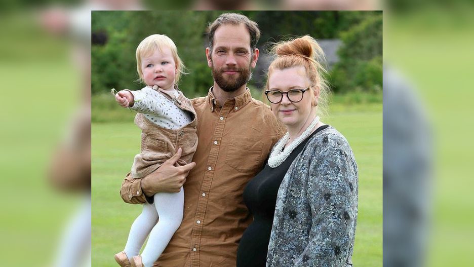 Rodzina spodziewa się bliźniaków. Niestety jedno z dzieci urodzi się martwe