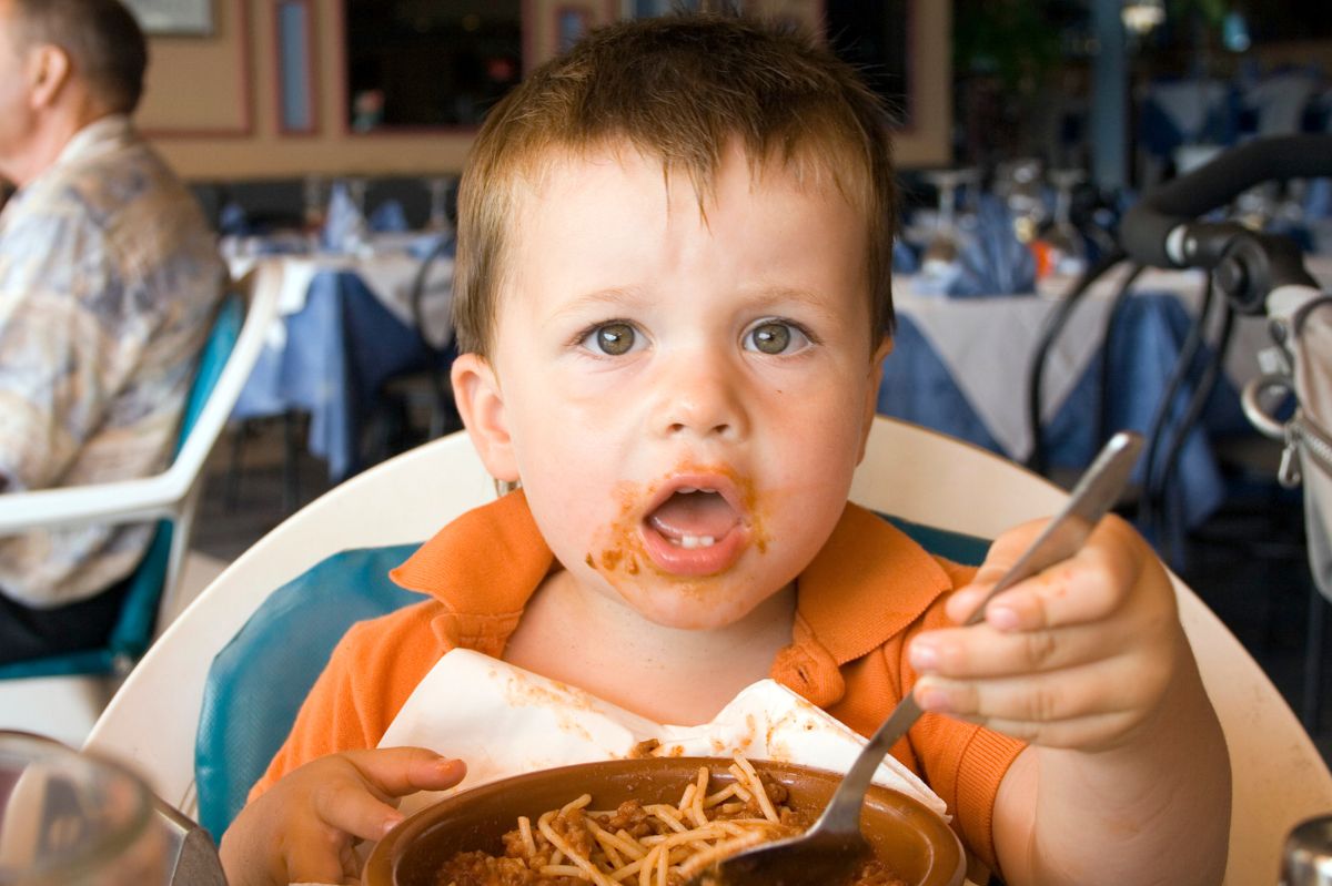 An American restaurant imposes a penalty on parents of unruly children.