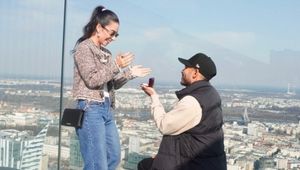 Byli 230 metrów nad ziemią. Nagle padł na kolano