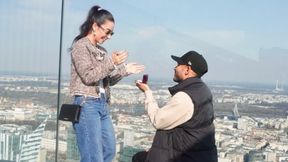 Byli 230 metrów nad ziemią. Nagle padł na kolano