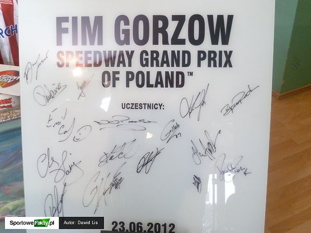 Tafla szkła z autografami uczestników FIM Gorzów Speedway Grand Prix of Poland z 2012 roku