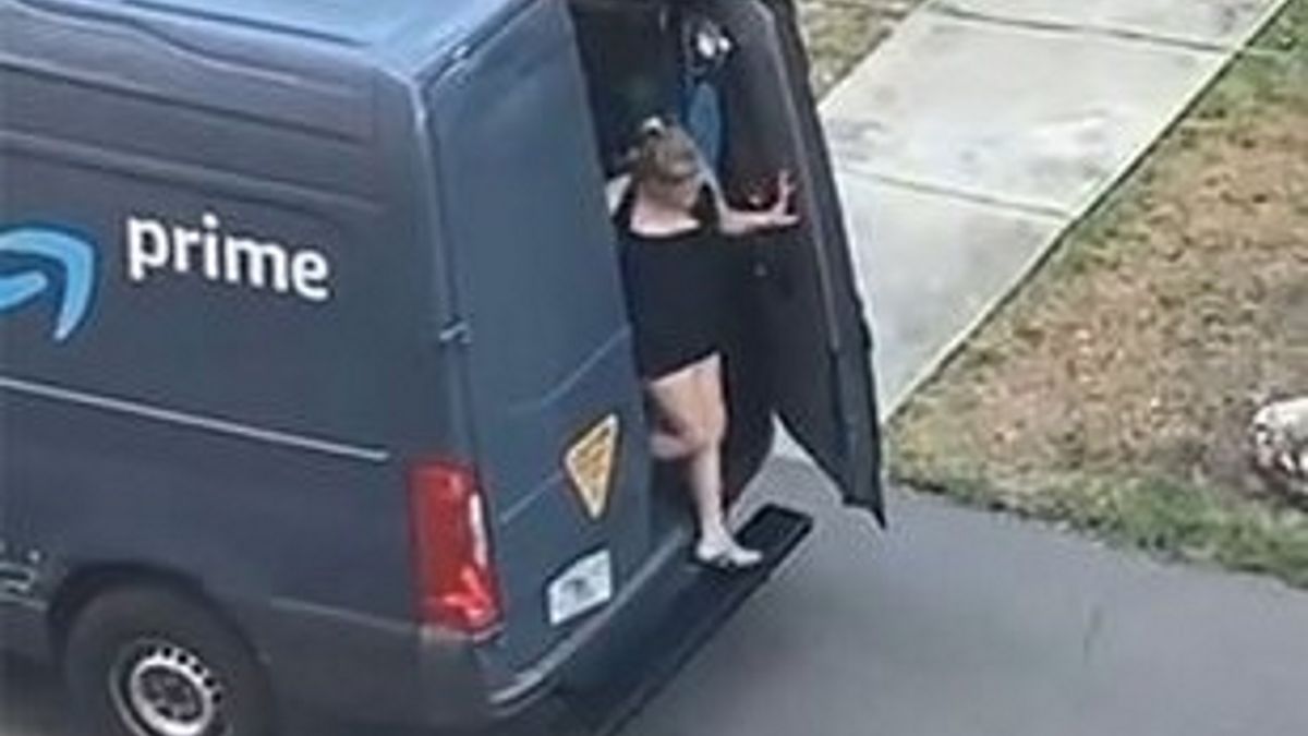 Nagranie dostawcy paczek z Amazona, który został przyłapany ze skąpo ubraną kobietą w godzinach pracy, obejrzało miliony internautów.