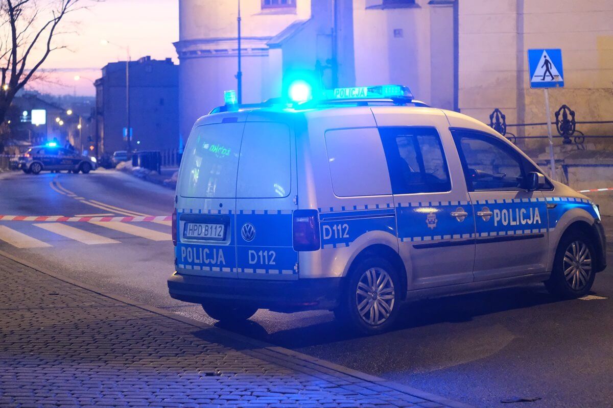 Policja i straż miejska pilnujące zamkniętego odcinka ul. Bernardyńskiej w Lublinie