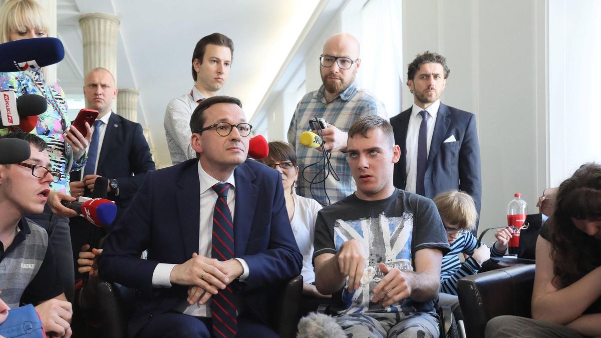 Wpływy z podatku solidarnościowego miałyby zostać przeznaczone na pomoc osobom niepełnosprawnym - zapowiedział Mateusz Morawiecki podczas spoktania z protestującymi w Sejmie.