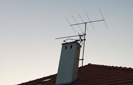 Emisja naziemna w Polsce zbyt droga? Nadawca z MUX-1 szykuje pozew