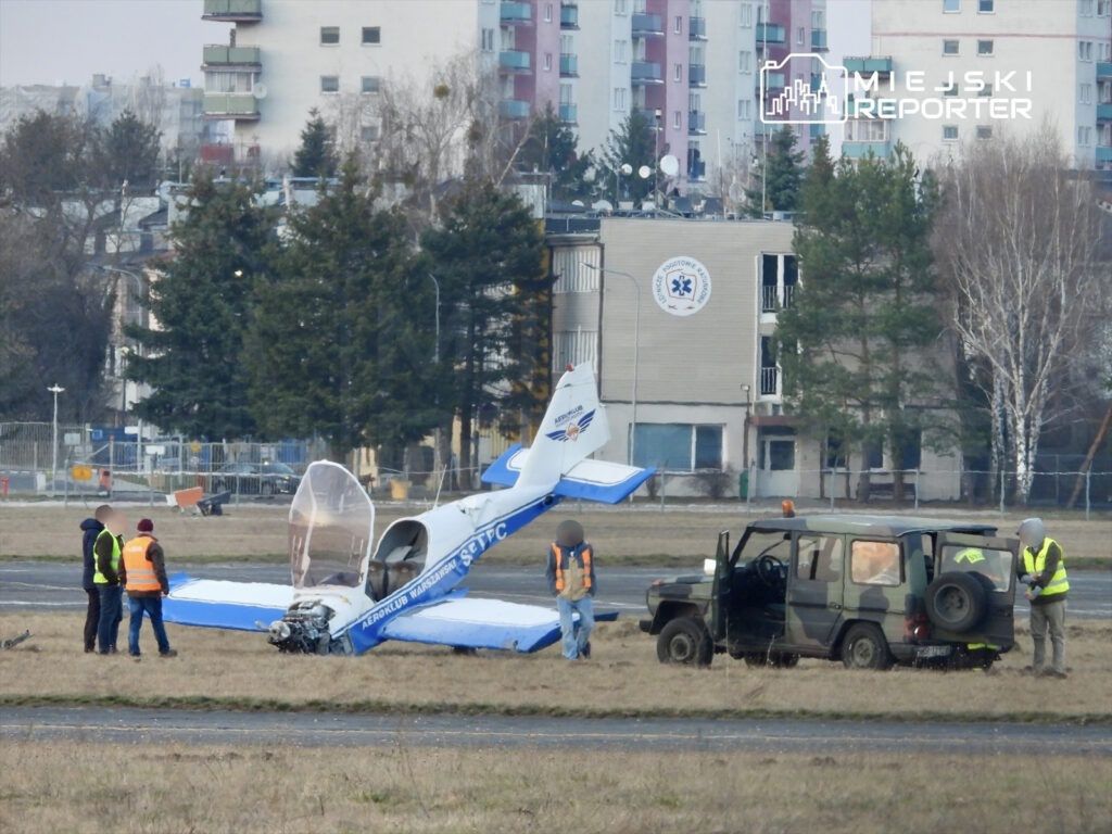 Wypadek w Warszawie. Samolot zjechał z pasa i zarył przodem w ziemię