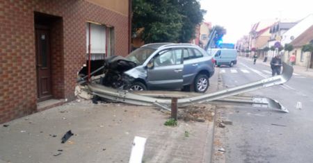 Wypadek w Wielkopolsce. Pijany kierowca przebił barierki i uderzył w dom