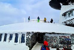 Ferie 2021. Kilka osób weszło na dach obserwatorium na Śnieżce