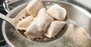 Jak gotować mrożone pierogi? Przez jeden błąd rozpadną się i wylądują w koszu