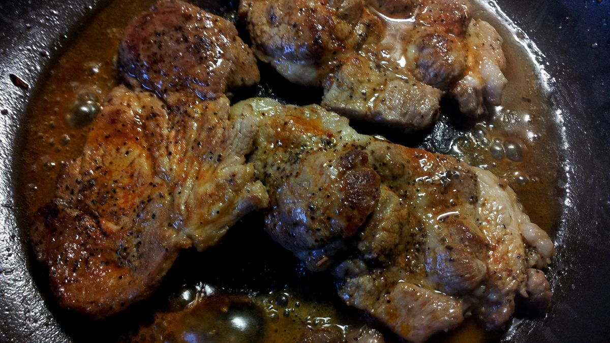 Duszone steki z karkówki wołowej bez kości (samo mięso, III klasa mięsa)