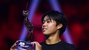 Był o seta od odpadnięcia w fazie grupowej. Skończył turniej zdobyciem tytułu