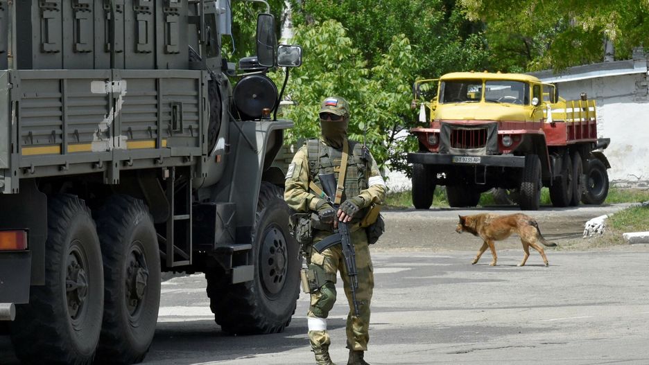 Ukraina - archThis photo taken on May 20, 2022, shows a Russian serviceman patrolling the street in Kherson, amid the ongoing Russian military action in Ukraine. (Photo by Olga MALTSEVA / AFP)OLGA MALTSEVA