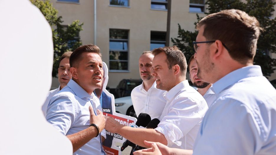 Posłowie Arkadiusz Myrcha (PO), Janusz Kowalski (Suwerenna Polska) i Rafał Bochenek (PiS)