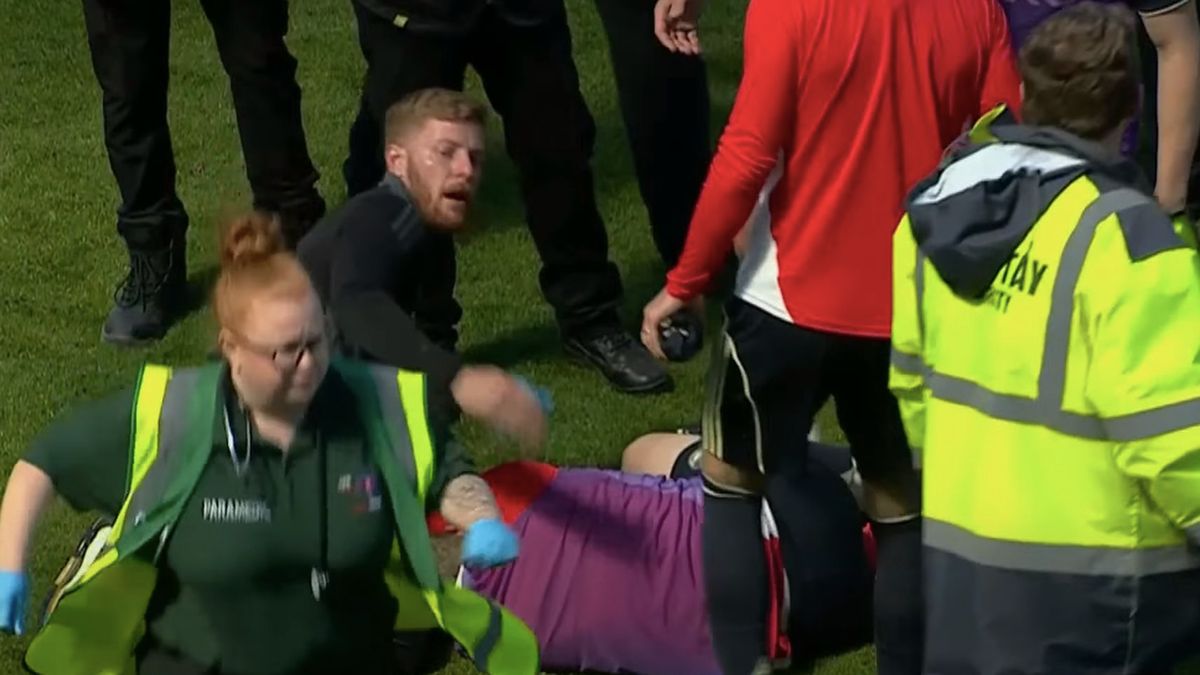 YouTube / Sky Sports News / Jack MacKenzie został uderzony w głowę