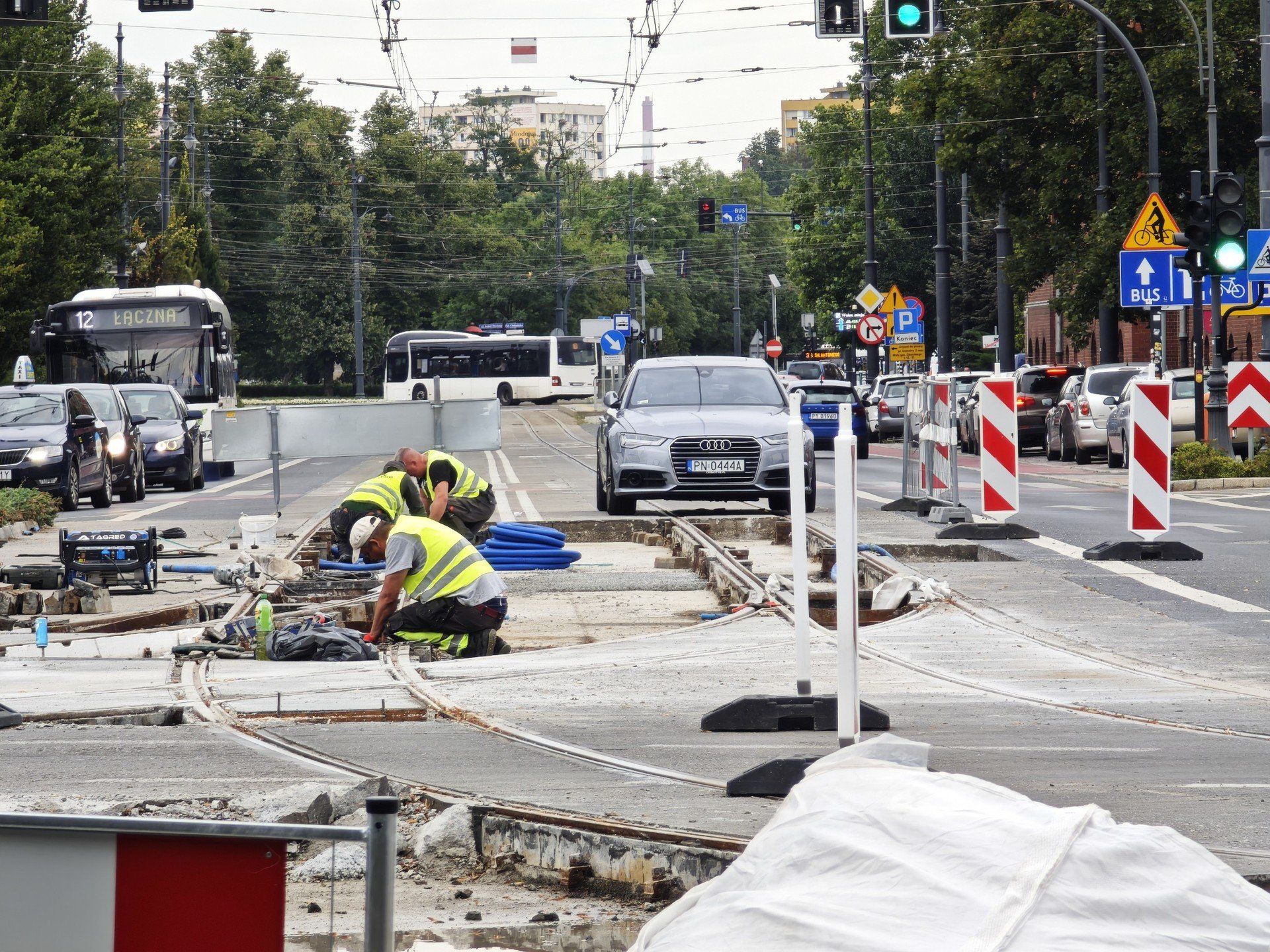 Naprawa nawierzchni w węźle przesiadkowym w alei św. Jana Pawła II w Toruniu
