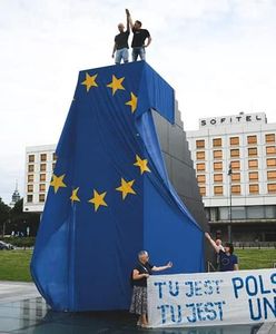 Warszawa. "Płótno barwy niebieskiej z symbolami gwiazd". Unijna flaga zaaresztowana