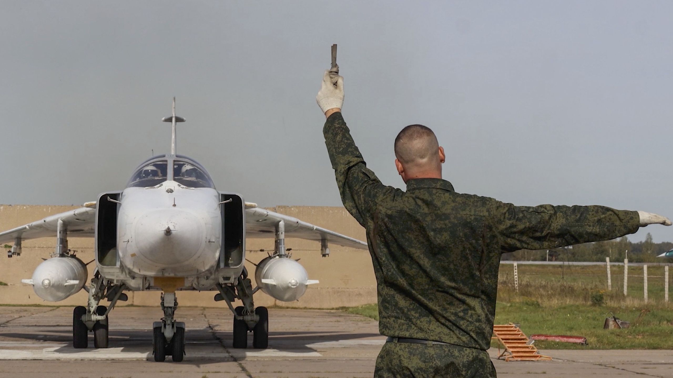 A still image taken from handout video provided 15 September 2025 by the Russian Defence ministry press-service shows a Russian Mikoyan MiG-31 a supersonic interceptor aircraft preparing for flight while taking part in the Zapad-2025 (West-2025) joint military drills of the Russian and Belarus armed forces at an undisclosed location in Russia. EPA/RUSSIAN DEFENCE MINISTRY PRESS SERVICE/HANDOUT HANDOUT EDITORIAL USE ONLY/NO SALESHANDOUT EDITORIAL USE ONLY/NO SALES Dostawca: PAP/EPA.