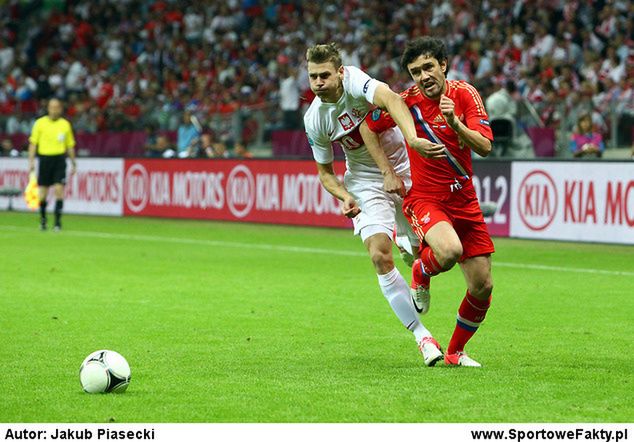 Łukasz Piszczek walczy o piłkę z Jurijem Żyrkowem podczas meczu w Euro 2012