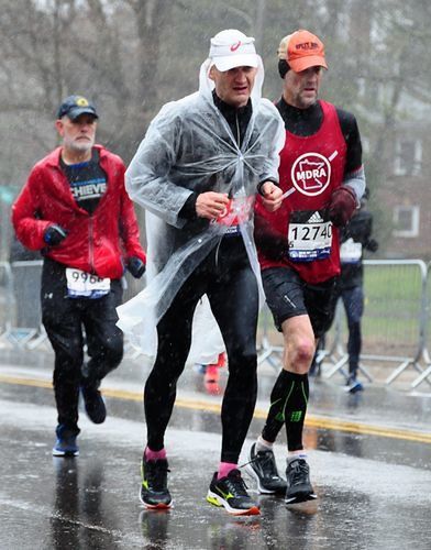 Takie warunki panowały na trasie bostońskiego maratonu. Na zdjęciu: Marcin Herbik biegnie w środku. Fot. Archiwum Marcina Herbika
