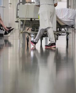 2-latka leżała nieprzytomna na chodniku. Dramatyczne informacje ze szpitala