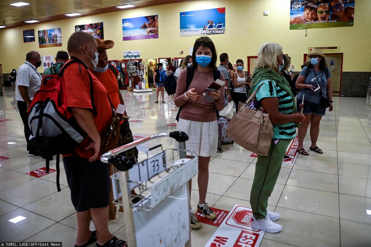 Rosyjscy turyści na lotnisku w kubańskim kurorcie Varadero (Photo by YAMIL LAGE / AFP)
YAMIL LAGE