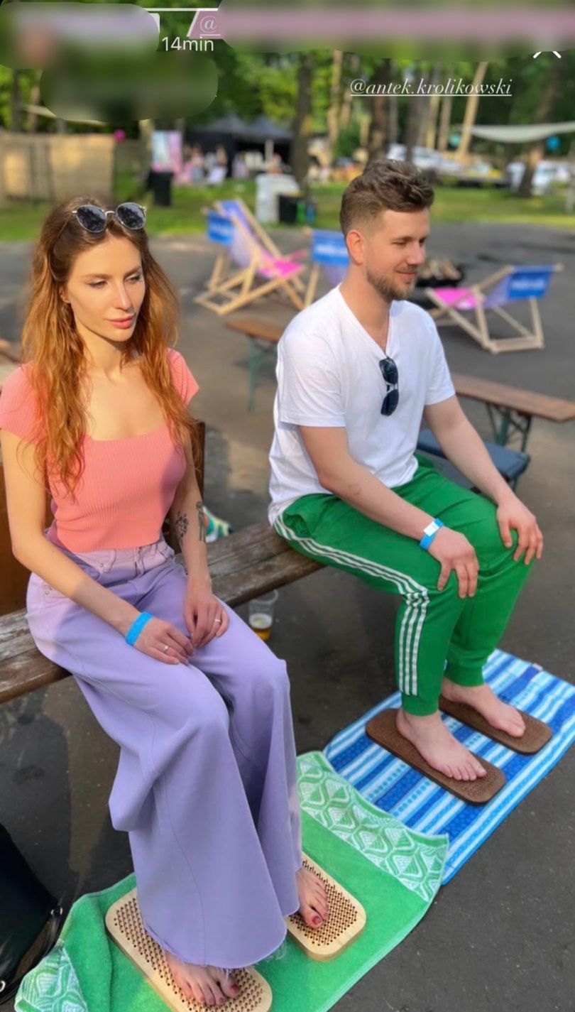 Antek Królikowski i Izabela medytują podczas leśnego festiwalu