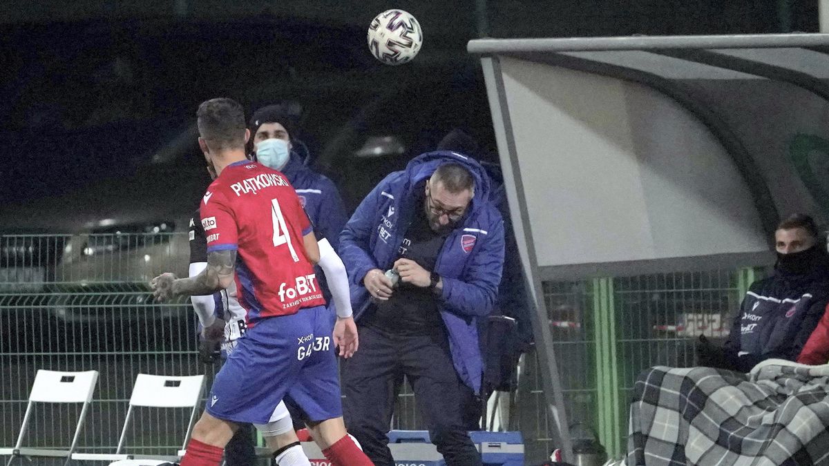 PAP / Waldemar Deska / Na zdjęciu: trener Marek Papszun (z prawej)