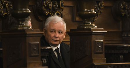 Podeszli do Kaczyńskiego. Jego zachowanie zaskoczyło